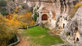 Las impresionantes cuevas en Burgos: una ermita excavada en la roca y más de 100 kilómetros de galerías