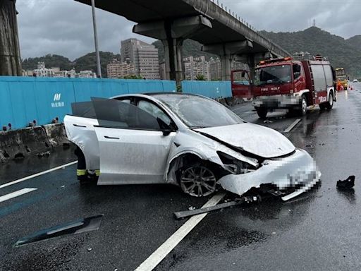 國道3號特斯拉疑遇「水漂效應」 自撞護欄半毀