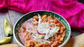 Cómo hacer Pozole rojo estilo Jalisco, la receta icónica de las Fiestas Patrias