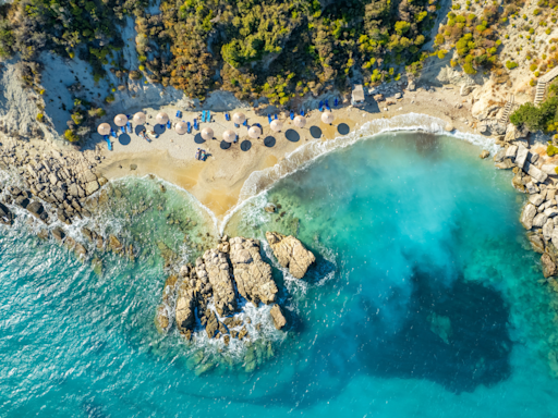 "Ma douleur avait complètement disparu" : les plages de cette petite île grecque sont bordée d'eaux magiques et thérapeutiques