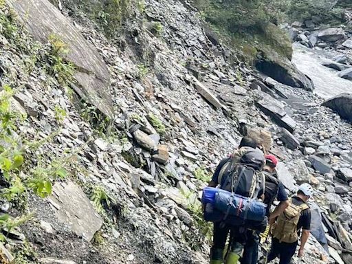 南三段連傳2起登山意外 女山友摔傷骨折一行11人受困待救