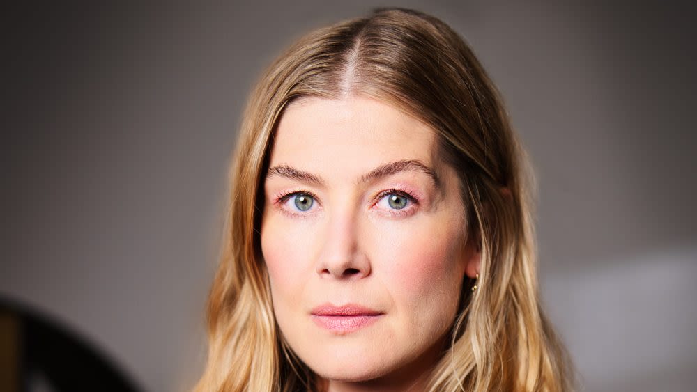 Rosamund Pike to Star in Silicon Valley Thriller Series ‘Thumblite’ at Netflix From Scott Z. Burns, Scott Galloway, Media Res