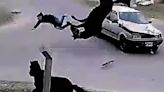 Video: un adolescente se robó un caballo, perdió el control y todo terminó cuando los chocó un auto: "Se echó a correr y no lo pude frenar"