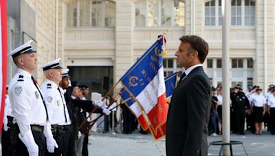 Emmanuel Macron reprend son marathon mémoriel en attendant le retour à la politique