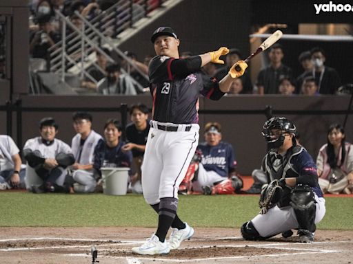 中職明星賽》轟破左外野大螢幕 陳俊秀慶幸不用曬太陽「好險是在大巨蛋流汗」