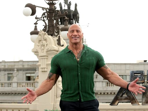 FOTO: “The Rock” luce irreconocible en la primera imagen de su cinta “The Smashing Machine” - El Diario NY