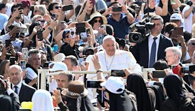 Semana negra de meteduras de pata del Papa Francisco: "Los cotilleos son cosa de mujeres"