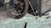 Delincuentes rompen los cristales de la concesionaria de motocicletas Triumph en La Ánimas - Puebla