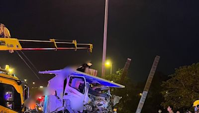 死亡車禍！國3台南段「小貨車自撞路牌」 駕駛重傷、副駕女乘客當場死亡 | 蕃新聞