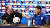 La broma que hizo Marcelo Bielsa a Maxi Araujo en plena conferencia: Es un jugador vulgar