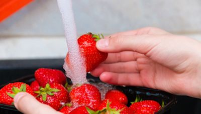 Faites vos adieux aux pesticides sur vos fraises grâce à cette unique façon de les nettoyer