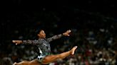 Biles vuela en su arranque en París-2024, escoltada por la brasileña Andrade