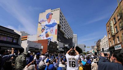 大谷翔平二刀流巨型壁畫揭幕！ 日媒爆現場500人歡聲雷動