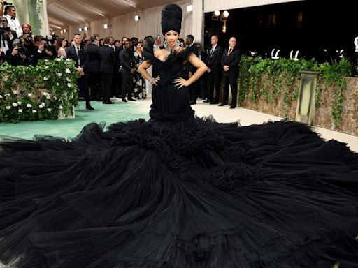 Cardi B trajo el glamour gótico (y montones de tul) a la Met Gala 2024