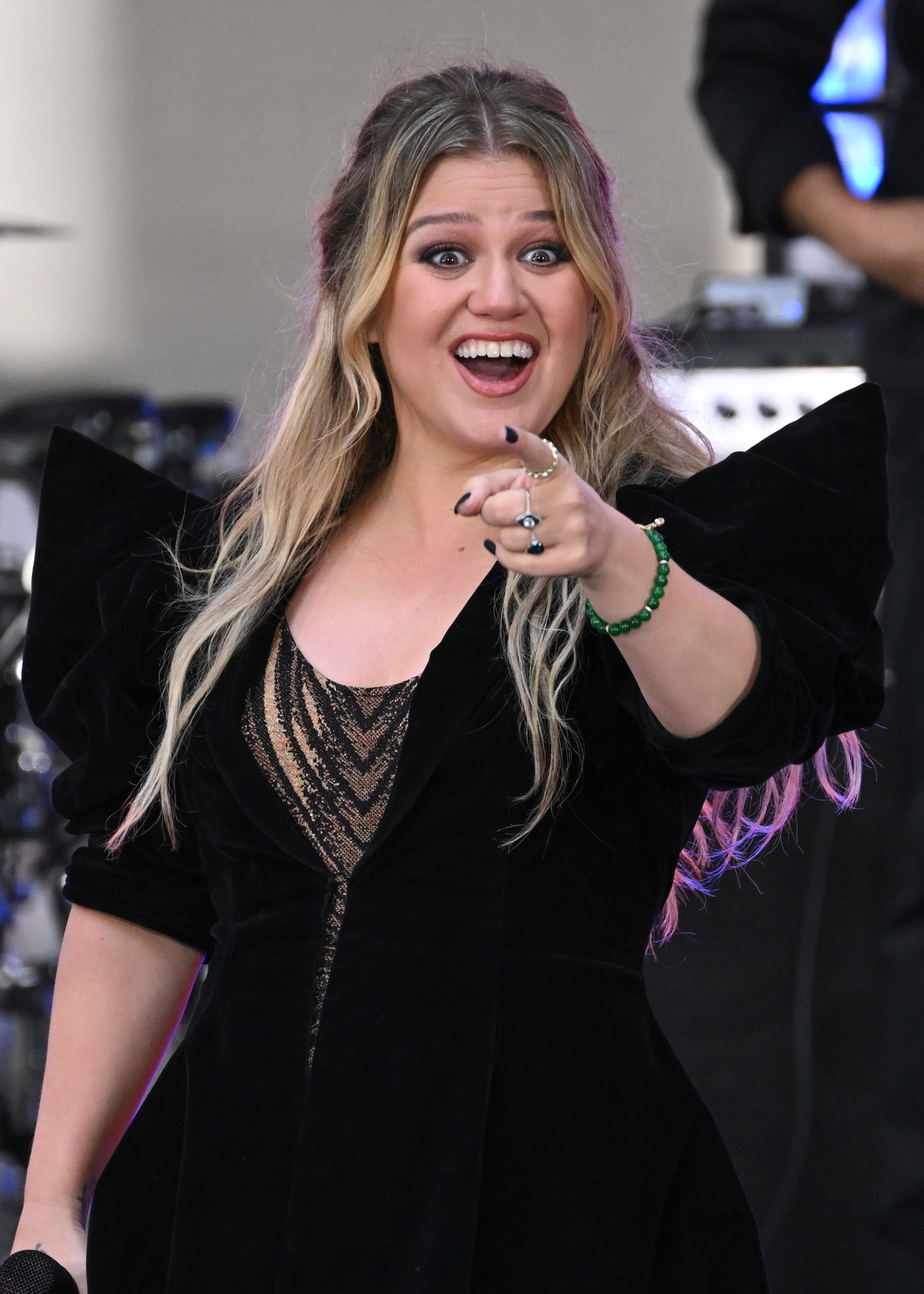 Kelly Clarkson ‘Flaunting’ Her Bare Feet at Work Is Causing a Stink: There’s ‘Tension Brewing’