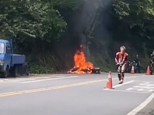 快訊／北宜公路機車自撞電線桿 「瞬間變火球」驚悚畫面曝