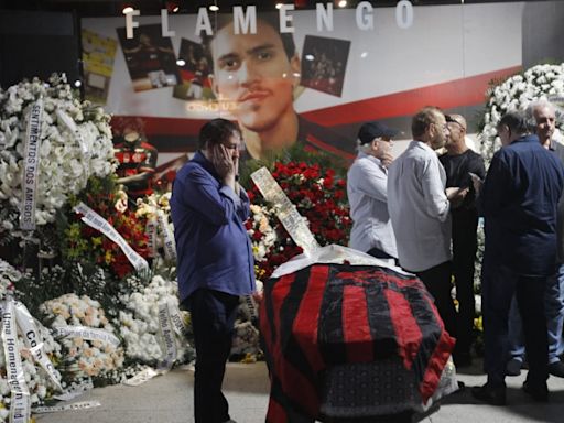 Luiz Penido se emociona em velório de Apolinho: 'Ele morreu me ouvindo' | Esporte | O Dia