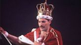 Miles de objetos de Freddie Mercury serán expuestos en una réplica de su casa antes de ser subastados