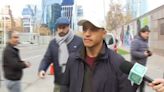 Un silencioso Alexis Sánchez acude a la embajada de EEUU para acceder a su visa