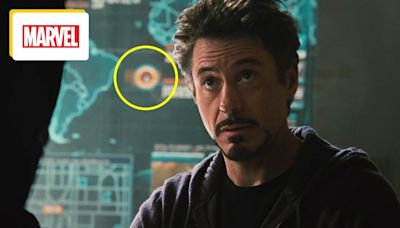 Iron Man 2 : faites un arrêt sur image à 1 heure et 54 minutes, et regardez bien derrière Tony Stark