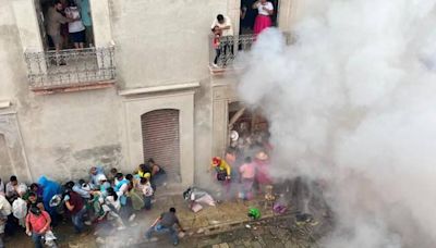 Deja 7 heridos explosión de pirotecnia durante desfile previo a la Guelaguetza en la ciudad de Oaxaca