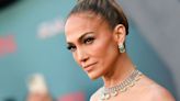 JLo lució un vestido blanco de ensueño en su visita a México