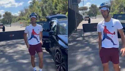 Djokovic reaccionó tras accidental ‘botellazo’; ¡llegó con casco!