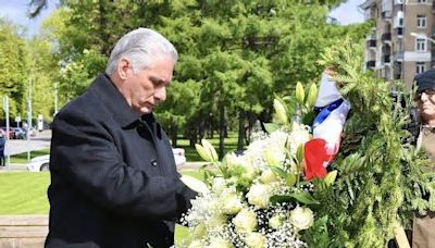 Díaz-Canel coloca ofrenda floral ante monumento de Fidel en Rusia