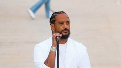 VIDEO Slimane a encore frappé ! Le chanteur improvise un happening incroyable sur le parvis de Notre-Dame de Paris, un show très puissant