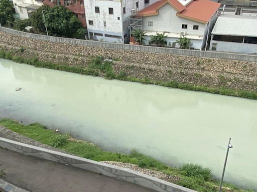 工程行洗殘漆全流進溪中！竹市客雅溪遭染成牛奶溪 環保局開罰