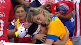 Madre, aficionada de Tigres, y su hijo, fan de Chivas, protagonizan un tierno momento