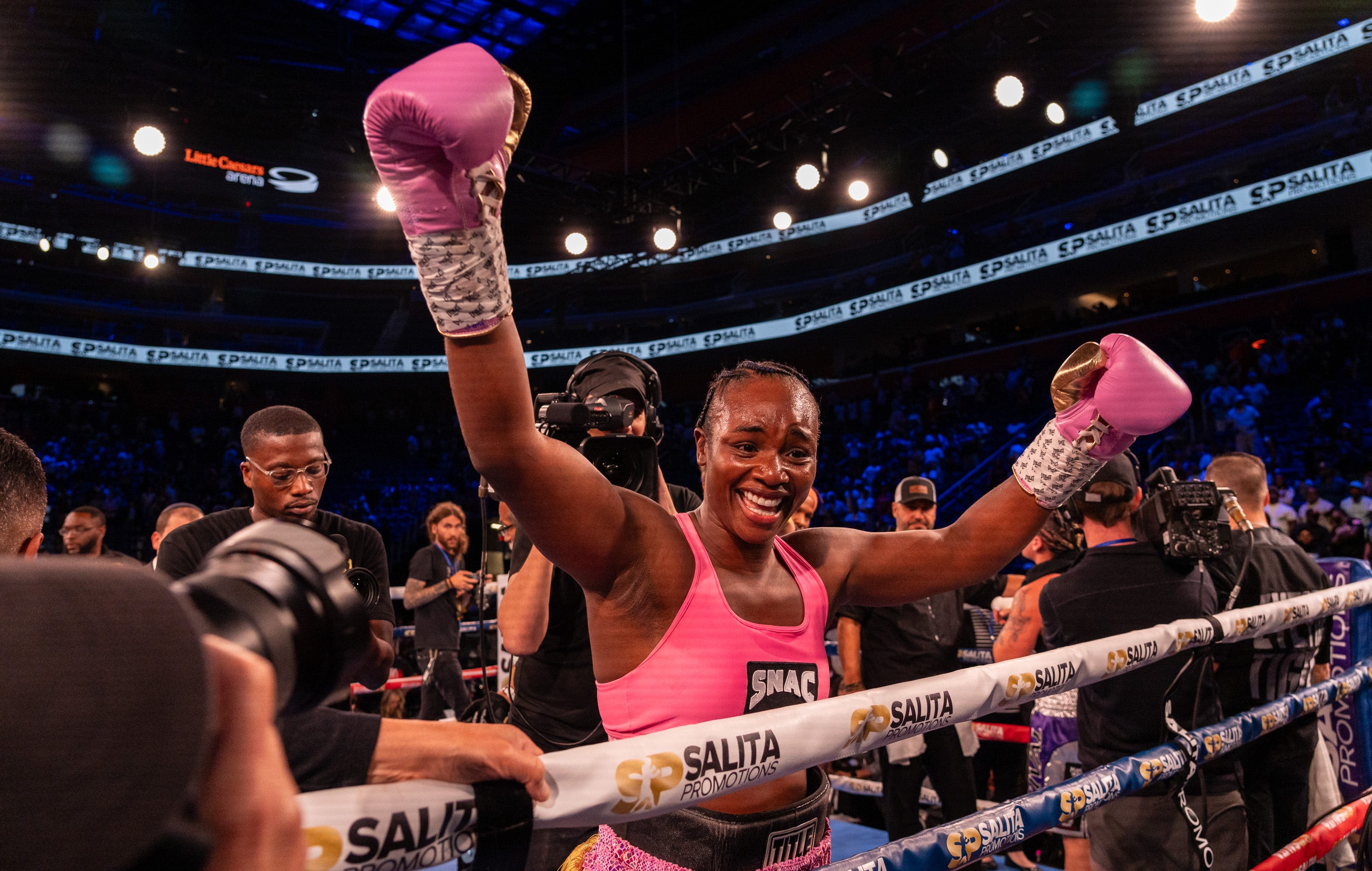 Claressa Shields makes history with TKO win for title in fifth weight class