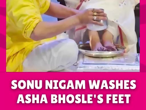 Sonu Nigam's Touching Gesture: Washes Asha Bhosle's Feet with Rose Water | Entertainment - Times of India Videos