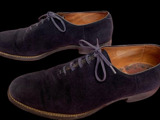 Elvis Presley’s blue suede shoes fetch £120,000 at auction