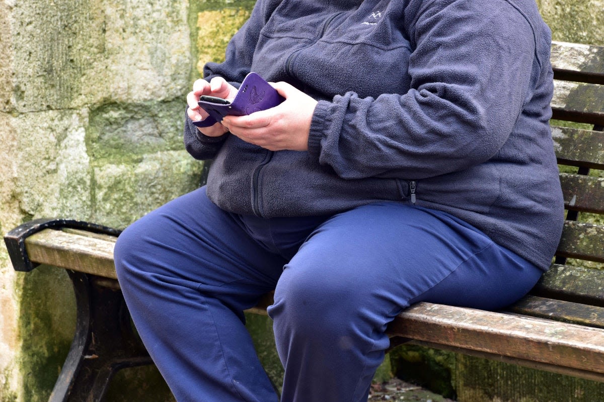 Cash incentives and motivational texts could help obese people lose four times more weight, trial finds