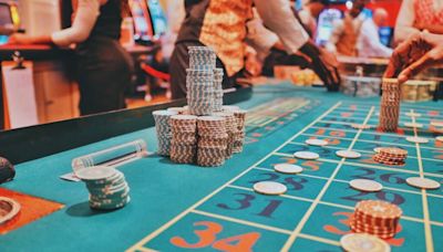 Las Vegas Tourists Enjoy Sin City, But Gambling? Depends Where - Caesars Entertainment (NASDAQ:CZR), Boyd Gaming (NYSE:BYD)