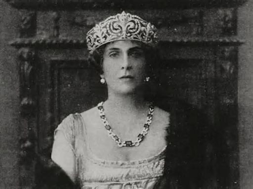 La curiosa historia de la lujosa joya de la reina Victoria Eugenia que pronto será subastada