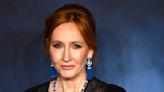 A J.K. Rowling le llueven críticas por nuevo libro donde victimiza a una transfóbica