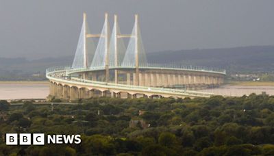 M4 traffic: Motorway closed on Prince of Wales bridge after crash
