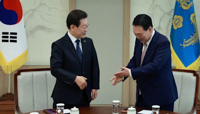 國會選舉大敗終於低頭 尹錫悅與最大在野黨黨魁李在明會面
