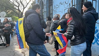 Cómo fue la vigilia de decenas de venezolanos en la embajada en Buenos Aires antes del inicio de la votación