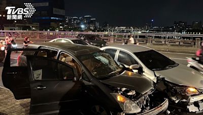 北市成美橋「3車連撞」！4人受傷急送醫 車頭全毀畫面曝光