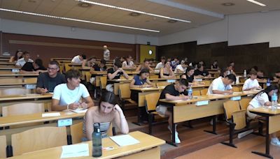 Nervios entre los más de 230 estudiantes de la PAU extraordinaria en la UMH de Elche