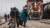 La red mexicana de trenes de carga conocida como "La Bestia" suspende parte de sus operaciones en medio de la crisis de migrantes