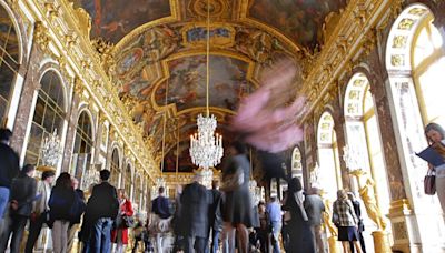 Vídeo: Detenidos dos activistas por arrojar polvos naranjas en el Palacio de Versailles