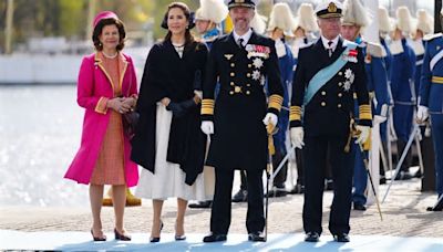 Del broche con significado de Mary de Dinamarca a Victoria y Estelle conjuntadas de rosa: los looks de la visita de Estado a Suecia