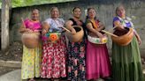 Marquesoteras, mujeres baten, hornean y bailan para hermanar y celebrar las fiestas de dos pueblos zapotecos de Oaxaca