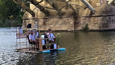 Una tienda de muebles de Sevilla montar su oficina sobre el río Guadalquivir