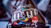 Caen a un tanque de chocolate de M&M's y tienen que hacer un agujero para sacarles