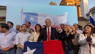 El Partido Republicano retrocede en un año de la primera a la tercer fuerza política con que se identifican los chilenos